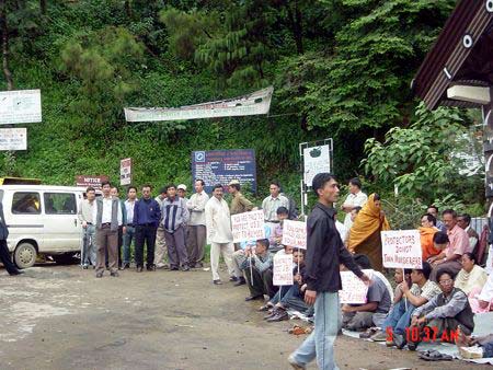 Sit-in-protest by Manipuri Cultural Society of Kohima - Aug 05, 2004