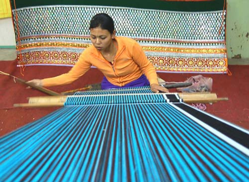 A Manipuri entrepreneur preparing a handloom item at a stall during the inaugural day of the Ecocrafts Exhibition  (under AHVY) at NEDFi Haat, Guwahati'