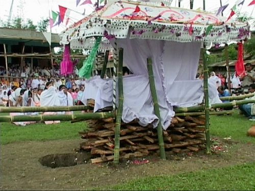 Symbolic last rites of Pebam Chittaranjan - Aug 21, 2004