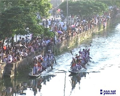 The crowd cheering the rowers.