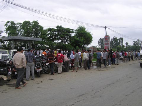Queue for Petrol :: Repurcurssions of the Economic Blockade :: July 2005