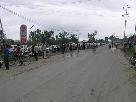 Queue for Petrol :: Repurcurssions of the Economic Blockade :: July 2005