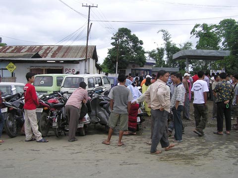 Queue for Petrol :: Repurcurssions of the Economic Blockade :: July 2005